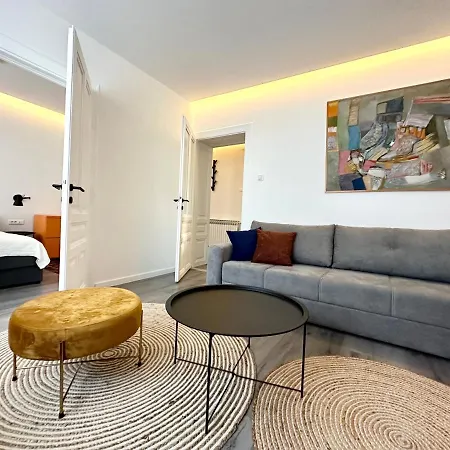 Apartment Stylish Apartment, Free Parking & Wifi