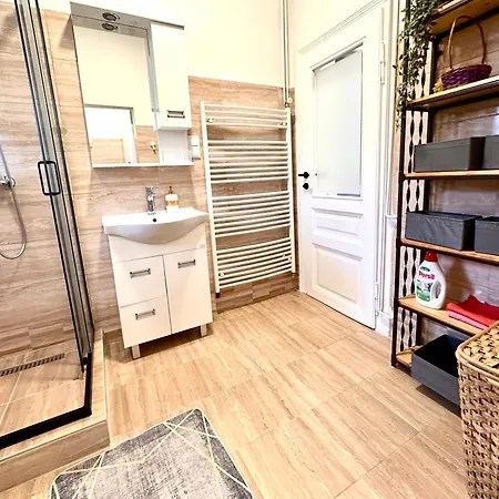 Stylish Apartment, Free Parking & Wifi *